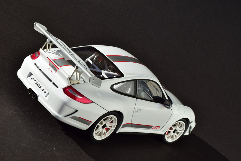 Illustration for article titled RennSport Battle: 997 911 GT3 RS 4.0, AUTOart v. Bburago
